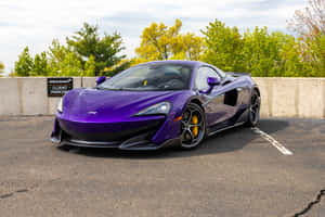 紫色McLaren跑車停放在客戶停車場。 — MacBook Air 壁紙
