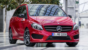 紅色梅賽德斯-奔馳B級車停在現代城市廣場，帶有玻璃反射。 — Mercedes-Benz 壁紙
