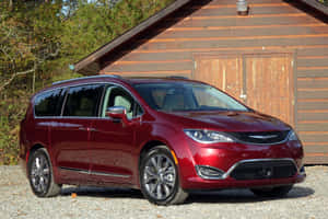 紅色小型貨車停在碎石車道上的木屋前。 — Surface Pro 壁紙