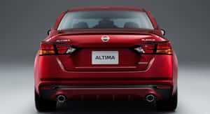 紅色日產Altima Platinum轎車後視圖在攝影棚 — 日產 壁紙