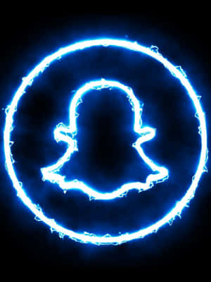 發光的藍色Snapchat鬼魂標誌，帶有電弧，深色背景。 — Kindle 壁紙