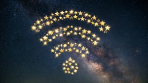 金色星星排列成WiFi符號，襯托著帶有銀河的星空夜空。