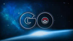 Pokémon GO 標誌在太空中，位於發光的藍色星球上方，伴有星星。 — 藍色銀河 壁紙