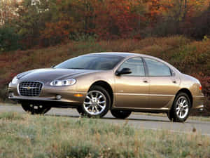 金色Chrysler LHS轎車停在被秋樹環繞的道路上。 — 豪華車 壁紙
