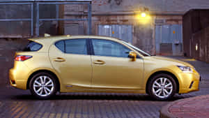 金色Lexus CT 200h夜間停放在都市小巷的磚砌路面上。 — 凌志 壁紙
