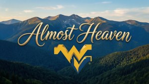 日落時分，金色的「Almost Heaven」文字和WV標誌在山林之上。