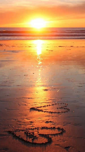 金色夕陽下沙灘濕沙上畫的兩顆心 — 海灘日落 壁紙