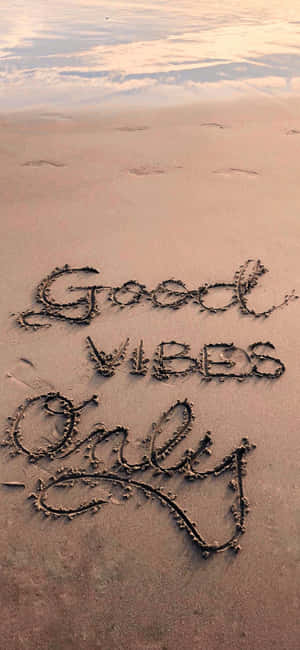用海藻在濕沙上寫成的Good Vibes Only，日落時分 — 海灘 壁紙