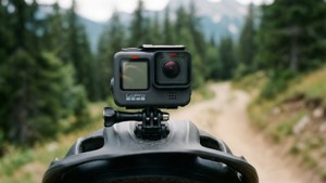 GoPro相機在頭盔上面對森林小徑和山脈