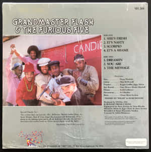Grandmaster Flash 和 The Furious Five 穿著街頭服飾在紅色糖果店牆前擺姿勢。 — 復古 壁紙