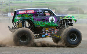 Grave Digger 怪獸卡車在泥地賽道上疾馳，揚起塵土。 — 老福特卡車 壁紙