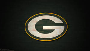 Green Bay Packers 標誌在深色木材背景上，帶有木紋質感。 — 綠灣包裝工 壁紙