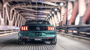 夜間在鋼橋下疾馳的綠色Mustang，帶有動態模糊效果。 — 野馬GIF 壁紙