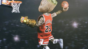 Groot 穿著紅色 Jordan 23 球衣，用無限手套扣籃。 — 酷籃球 壁紙