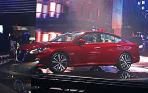 舞台上的紅色轎車與城市燈光倒影 — 日產 壁紙