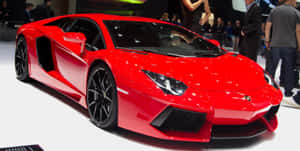 紅色藍寶堅尼Aventador在車展上展示，周圍有群眾。 — 蘭博基尼 壁紙