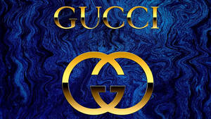 藍色大理石背景上的金色 Gucci 標誌