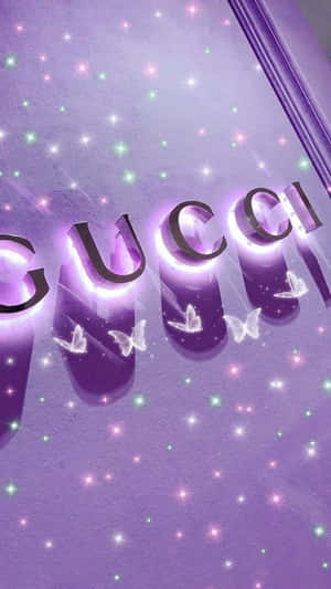 Gucci 標誌在閃爍的紫色背景上，帶有發光霓虹和蝴蝶。 — 標誌 壁紙