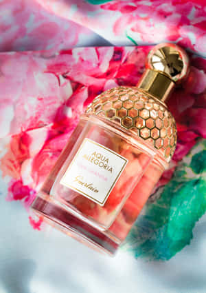 Guerlain 香水瓶在花卉布料上 — iPad Air 壁紙