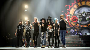 Guns N' Roses 樂團在現場音樂會表演期間在舞台上。 — 酷 壁紙