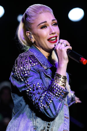 Gwen Stefani 穿著飾有鉚釘的牛仔外套在台上現場表演。 — 關·史蒂芬妮 壁紙