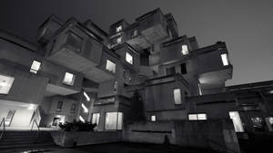 Habitat 67 獨特混凝土立方體建築的夜景，窗戶亮著燈。 — 蒙特婁 壁紙