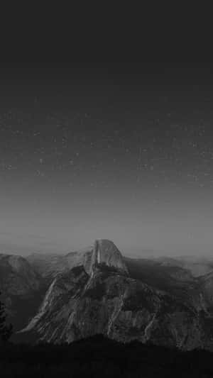 Half Dome 山在星空夜空下的剪影，黑白風格。 — 山景 壁紙