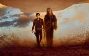 Han Solo 和 Chewbacca 在日落時分，於一艘太空飛船下的沙漠中行走。 — 星際大戰 壁紙