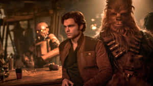 Han Solo 和 Chewbacca 坐在科幻酒吧，背景有一個機器人。 — 星際大戰 壁紙