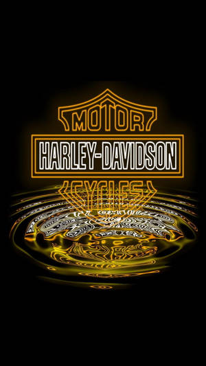 Harley-Davidson 標誌倒映在黑色背景上的漣漪金色液體中。
