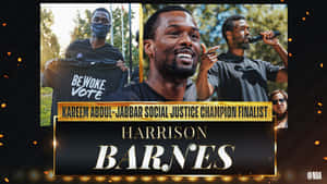 Harrison Barnes 在帶有文字和金色點綴的社會正義獎項圖像中微笑。 — 籃球 壁紙