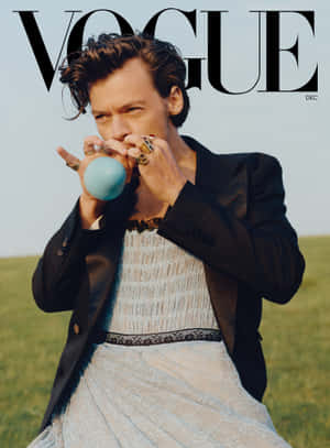 Harry Styles 在田野中穿著黑色西裝外套和白色連衣裙吹出藍色泡泡糖泡泡。 — 哈利波特 美學 壁紙