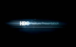 黑色背景上帶有藍色光芒的 HBO Feature Presentation 標誌 — HBO 壁紙