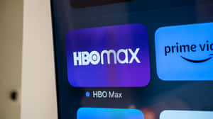 HBO Max 應用程式圖示顯示在串流裝置螢幕上，旁邊是 Prime Video。 — HBO 壁紙