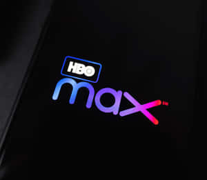 HBO Max 標誌顯示在智慧型手機螢幕上，帶有彩色漸變照明。 — HBO 壁紙