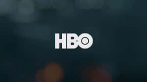 帶有模糊背景和散景燈光的HBO標誌 — HBO 壁紙