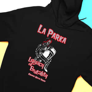 黑色連帽衫，帶有紅色骷髏圖案和文字 La Parka Legacy of Brutality。 — iPad Pro 11 壁紙