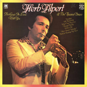 Herb Alpert 在其專輯《This Guy's In Love With You》封面吹奏小號。 — 專輯封面 壁紙