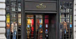 Hollister California 服裝店，窗內有人體模型。 — Hollister 壁紙