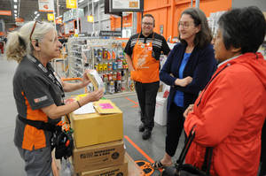 Home Depot 員工協助客戶使用 workshop in a box 套件。 — 好市多 壁紙