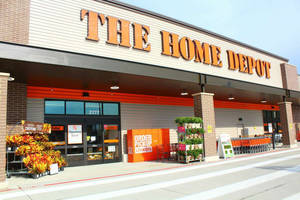 Home Depot 商店入口，外面有盆栽植物和購物車。 — 好市多 壁紙