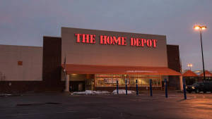 黃昏時的 Home Depot 店鋪，地上有雪，街燈亮著。 — 好市多 壁紙