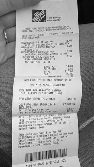 一張 Home Depot 收據，顯示油漆和五金購買記錄，包括總額和現金支付。 — 好市多 壁紙