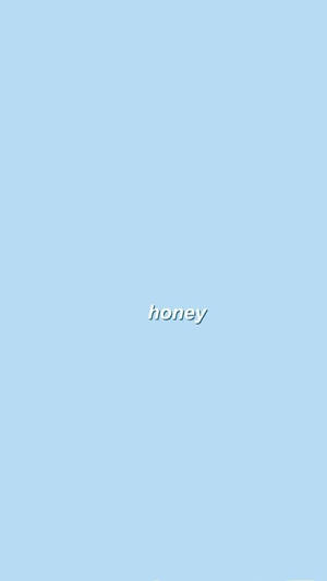 簡約風格桌布，柔和藍色背景上印有「honey」一字。 — 美學藍色 iPhone 壁紙