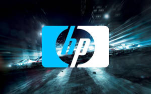 HP 標誌與賽車在夜晚霓虹燈閃爍的城市中疾馳。 — Off white 標誌 壁紙