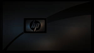 HP 標誌在深色漸變背景上帶有光條 — 惠普筆電 壁紙