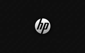 黑色碳纖維背景上帶有銀色漸變的 HP 標誌。 — 惠普筆電 壁紙