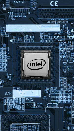 Intel CPU 特寫，位於藍色主機板上，帶有電路和標籤。 — 電路板 壁紙