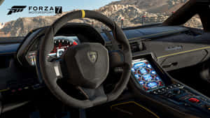 Forza Motorsport 7 電玩遊戲中藍寶堅尼跑車的內部，帶有發光藍色控制裝置和山景。 — Studio Display 壁紙