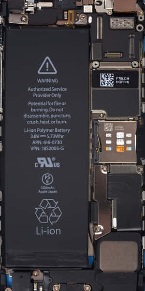 暴露的 iPhone 內部，顯示電池和電路 — 電路板 壁紙